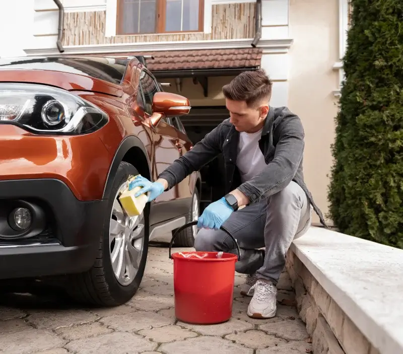 Lavage auto à domicile Vivès : professionnel intervenant sur un véhicule
